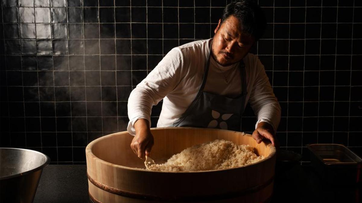 Makoto Okuwa, el chef japonés que mira a los ojos de los peces, abre su primer restaurante europeo en Madrid