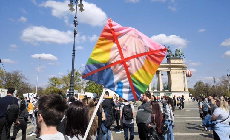 ORGULLO LGTBI BUDAPEST | Jaume Collboni y Ada Colau, en la marcha del Orgullo LGTBI prohibida en Budapest