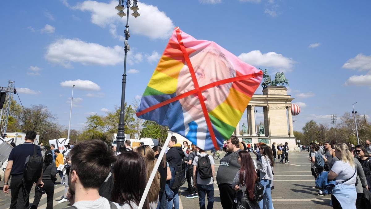 ORGULLO LGTBI BUDAPEST | Jaume Collboni y Ada Colau, en la marcha del Orgullo LGTBI prohibida en Budapest
