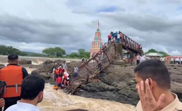 MUEREN TURISTAS INDIA | Mueren al menos cuatro turistas por el colapso de un famoso puente en la India