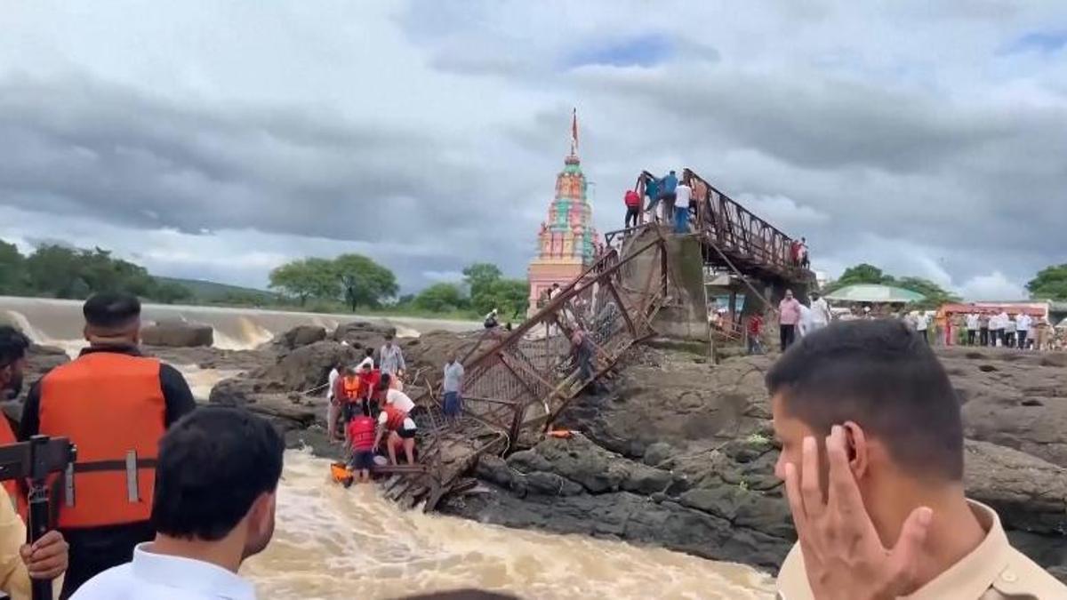 MUEREN TURISTAS INDIA | Mueren al menos cuatro turistas por el colapso de un famoso puente en la India