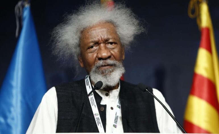 El premio nobel nigeriano Wole Soyinka sufre un gran timo en un taxi en Rumanía
