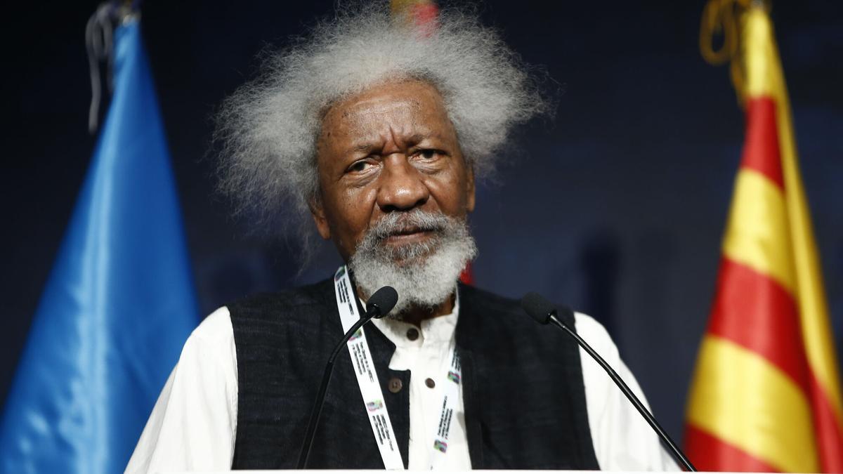 El premio nobel nigeriano Wole Soyinka sufre un gran timo en un taxi en Rumanía