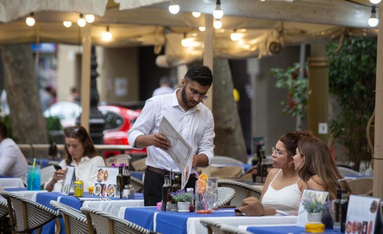 SUELDO AMENAZA CAMAREROS | El jefe de un bar que extorsiona a sus camareros con las propinas: «Restaré dinero si no conseguís reseñas»