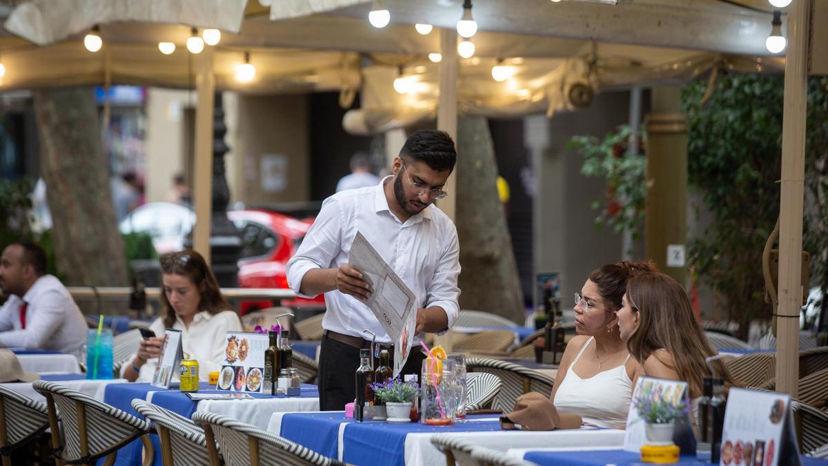 SUELDO AMENAZA CAMAREROS | El jefe de un bar que extorsiona a sus camareros con las propinas: «Restaré dinero si no conseguís reseñas»