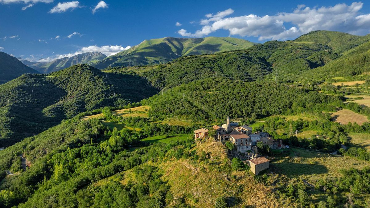Pueblos, teleféricos y lagos glaciares en la desconocida Vall Fosca, el corazón del Pirineo catalán