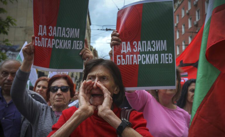 Bulgaria recibe luz verde para unirse a la eurozona en 2026 en medio de protestas y escepticismo