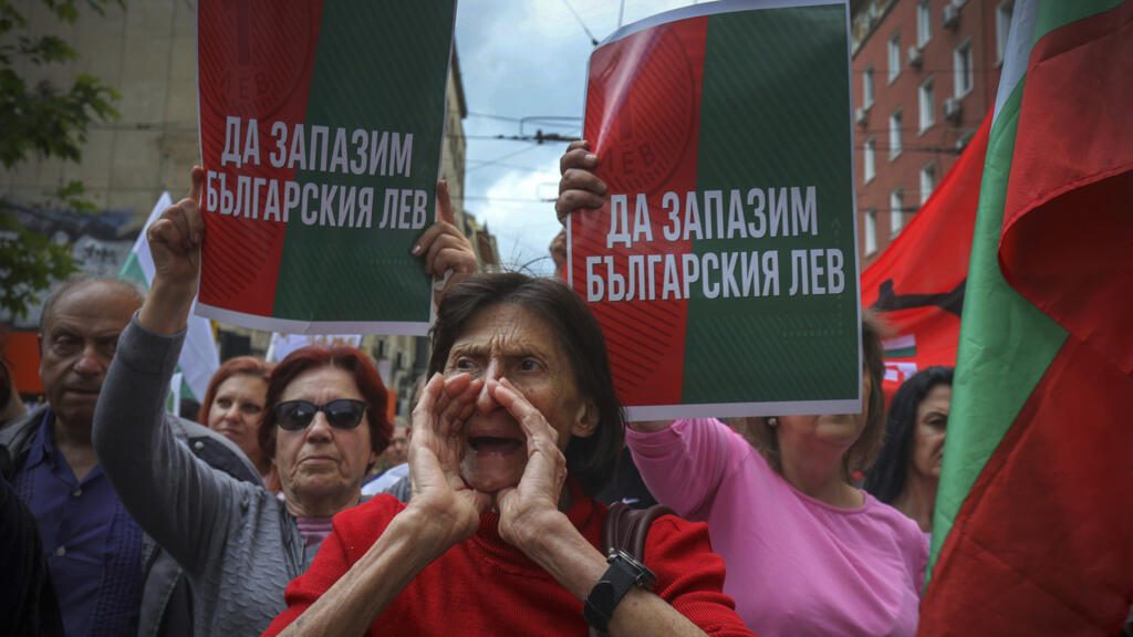 Bulgaria recibe luz verde para unirse a la eurozona en 2026 en medio de protestas y escepticismo
