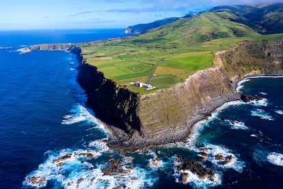 Vista aérea del faro Albernaz, en Flores.