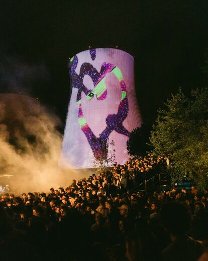 El Festival Horst se celebra a 10 kilómetros al norte de Bruselas, en una antigua base militar que ofrece un paisaje distópico con las enormes chimeneas de una planta de gas abandonada en el fondo.