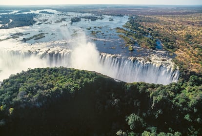 Vista aérea de las cataratas de Victoria (Patrimonio Mundial de la UNESCO desde 1989) en el río Zambeze.