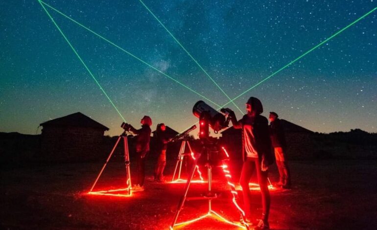 El turismo de estrellas se dispara en España: de experiencias con parapente en Guadalajara a navegaciones nocturnas por el embalse de Gabriel y Galán | Escapadas por España | El Viajero