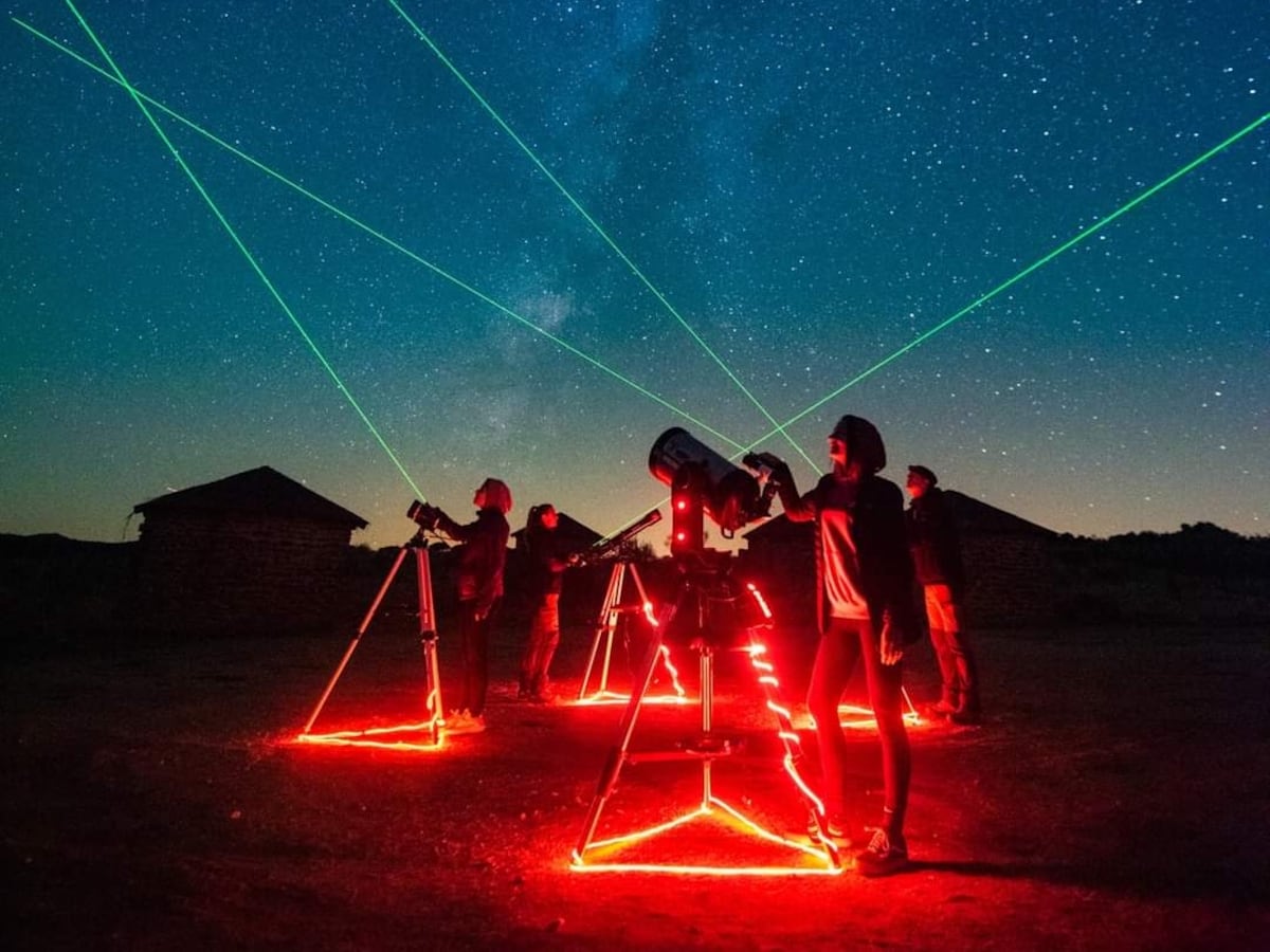 El turismo de estrellas se dispara en España: de experiencias con parapente en Guadalajara a navegaciones nocturnas por el embalse de Gabriel y Galán | Escapadas por España | El Viajero