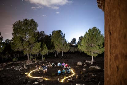 Un grupo de observadores planea el cielo nocturno en Caravaca de la Cruz (región de Murcia).