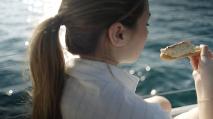 Una dona nítida y alargada de pan, una ensalada rusa y una anchoa ... con estos tres elementos, una de las portadas más especiales de Murcia está hecha: el marinero.