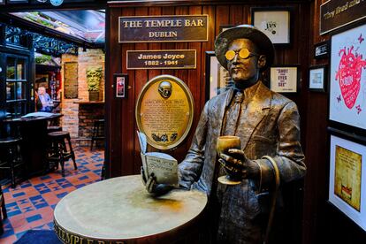 Una escultura de James Joyce en el 'pub' The Temple Bar, en Dublín.