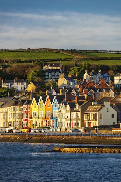 Vista de la colorida ciudad de Whitehead, en Irlanda del Norte.