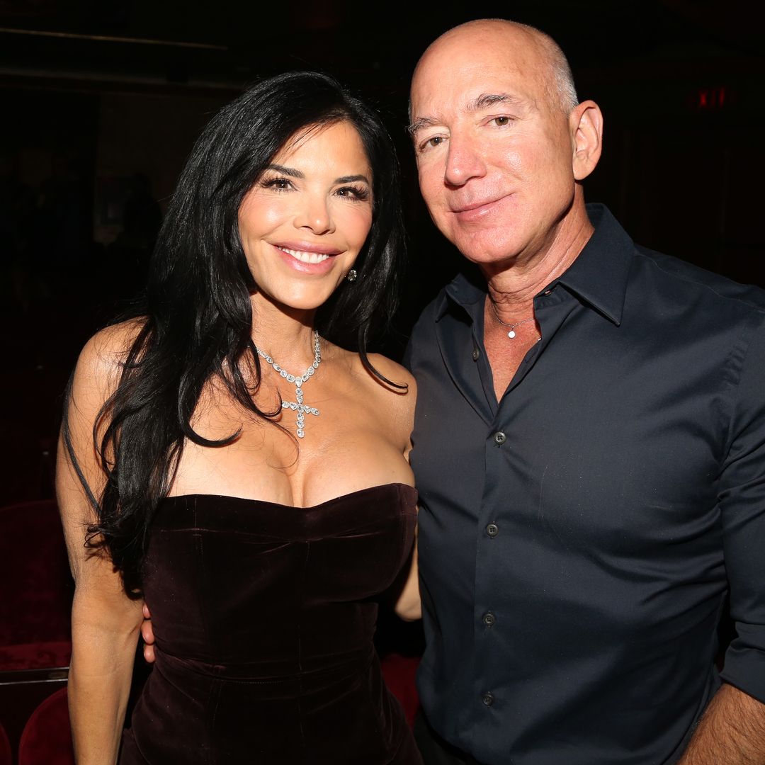 Lauren Sánchez y Jeff Bezos asisten a la noche de apertura de "Sunset Blvd" En St James Theatre el 20 de octubre de 2024 en Nueva York. (Foto de Bruce Glikas / WireMage)
