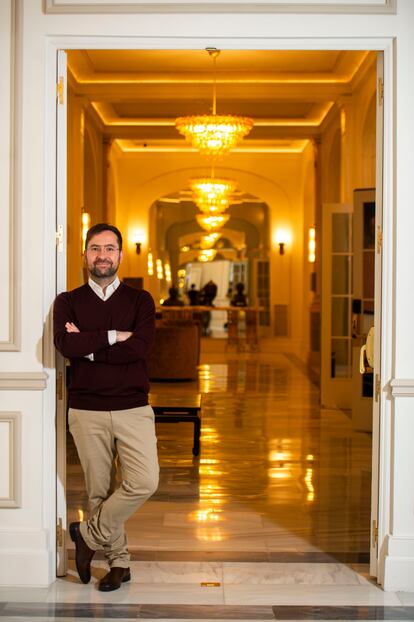 Miguel Díaz, arquitecto del Estudio Ruiz Larrea y director del último proyecto de rehabilitación del palacio, dentro del hotel.