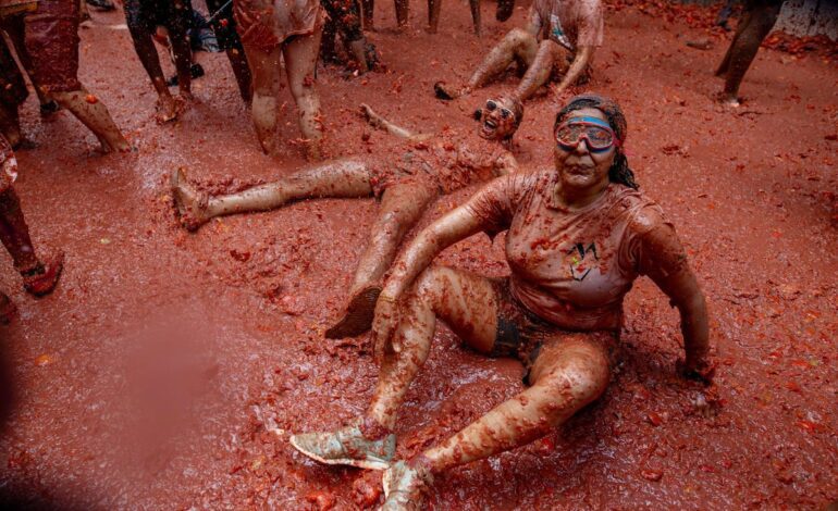 La Tomatina y 11 fiestas populares más para animar el verano | Fotos | Escapadas por España | El Viajero