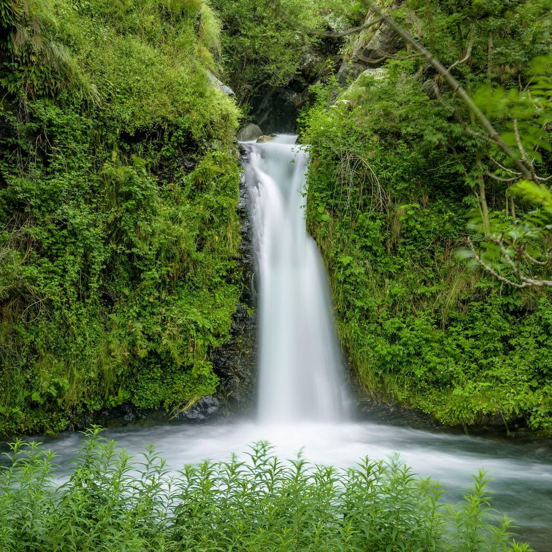 Cascada del río Flamell en Vall Fosca, cerca de la ciudad de Capdella, Lleida