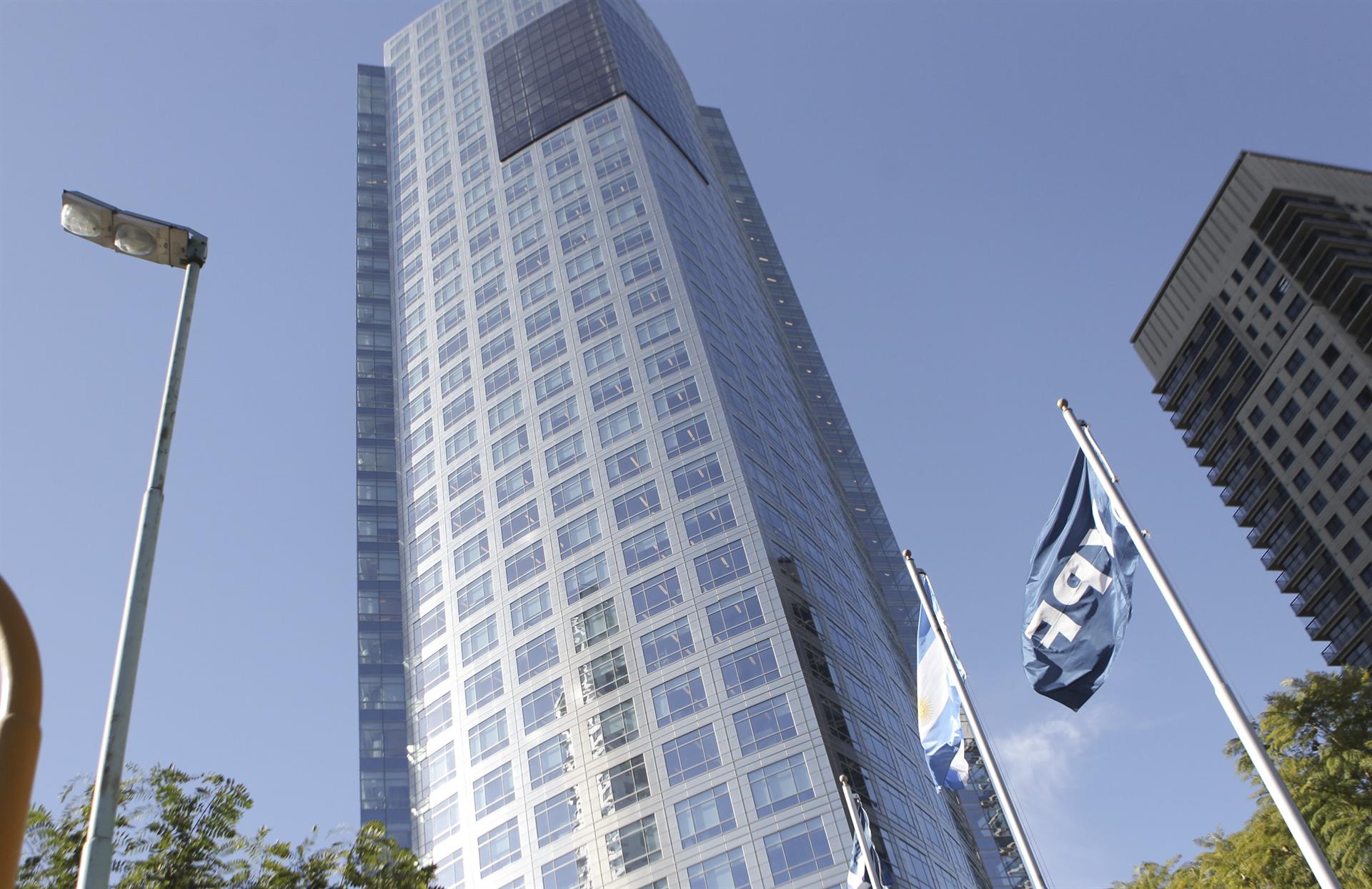 La Justicia de EE UU ordena a Argentina a entregar el 51% de YPF a dos sociedades españolas