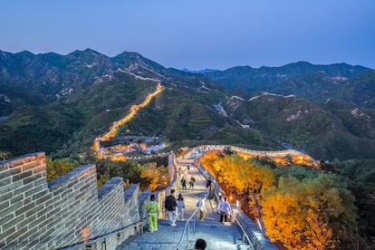 Visitantes del área de la pared de pellets Badaling, el segmento más visitado durante la noche.