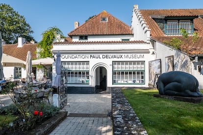 El Museo Paul Delvaux se encuentra en una casa de pesca en el siglo XIX, cerca de Saint-Iidesbald, y exhibe varias obras del pintor, ciertos datos por sí mismo.