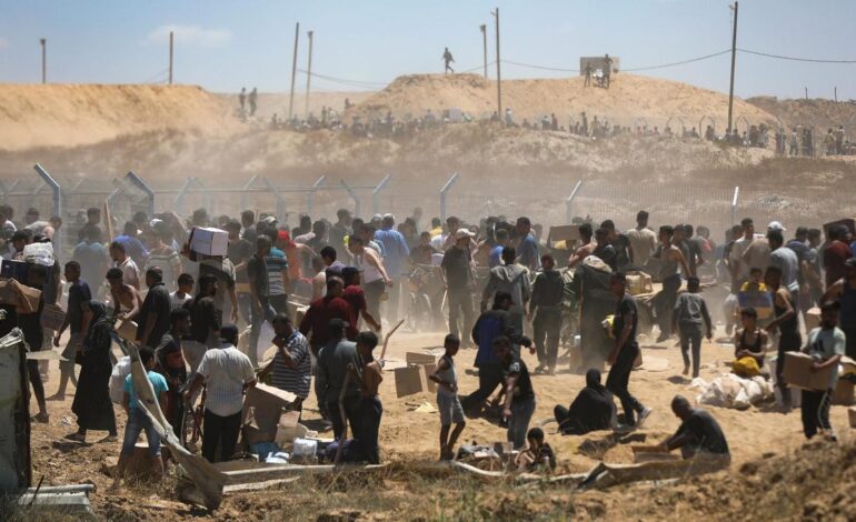 Israel mata al menos a 24 gazatíes frente a un centro de distribución de alimentos en el sur de Gaza