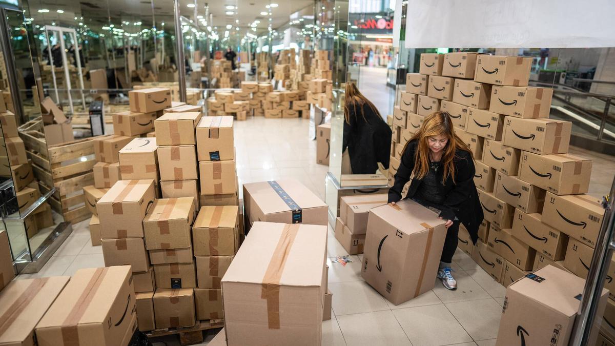 PAQUETE BARCELONA VIRAL | De Barcelona a Estados Unidos: el paquete sorpresa que compraron dos gemelas acaba dando la vuelta al mundo