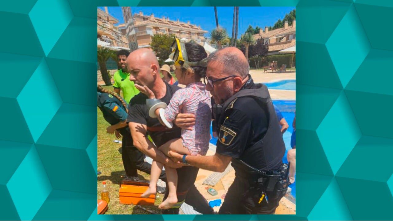 Angustioso rescate a una niña de cinco años que quedó atrapada en el tubo de aspiración de una piscina de Jávea