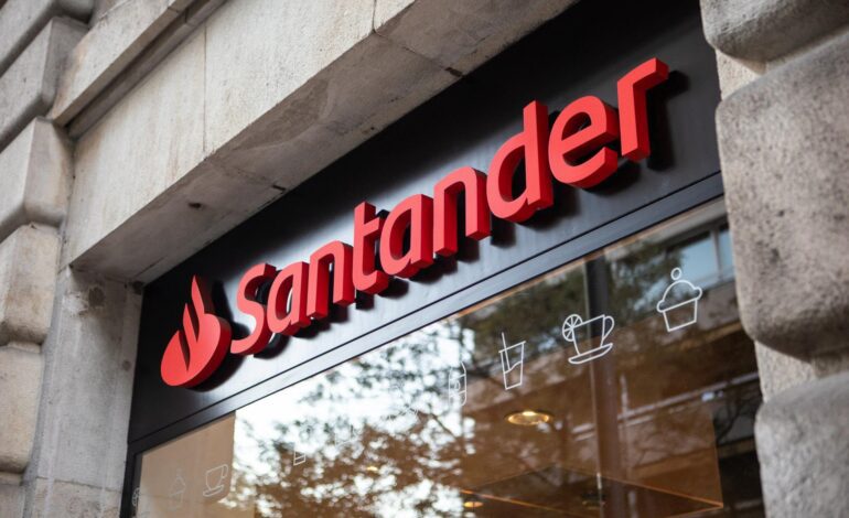 Santander ofrece 2.700 millones al Sabadell por TSB en plena opa del BBVA