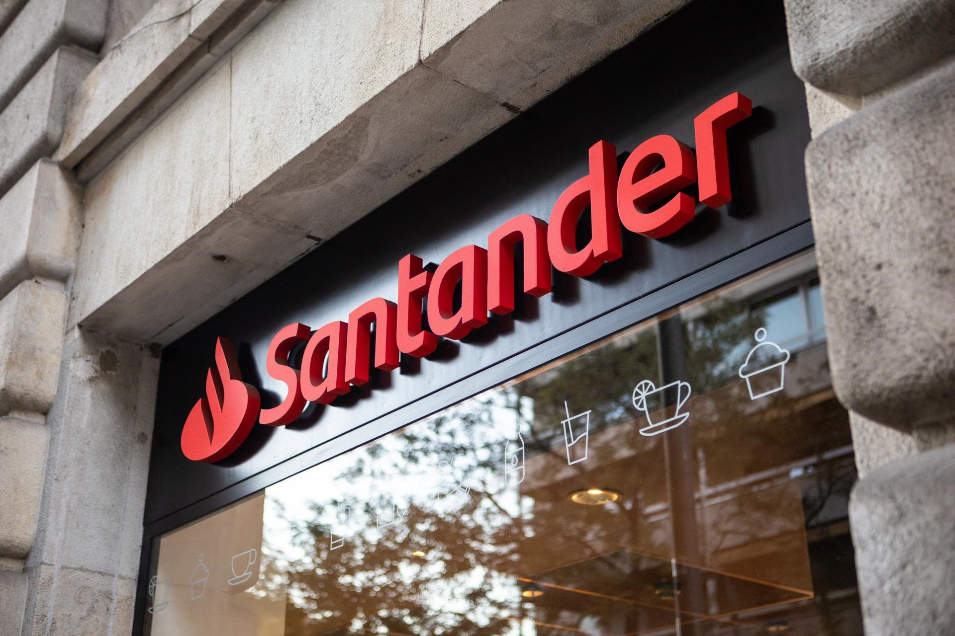 Santander ofrece 2.700 millones al Sabadell por TSB en plena opa del BBVA