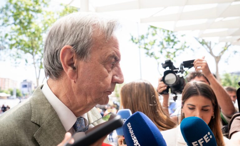 Burgueño, ex alto cargo de Ayuso, acude a declarar por las muertes en residencias entre abucheos: «¡Vergüenza!»