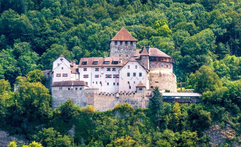 Así es el pequeño Principado europeo donde reside una de las Casas Reales más antiguas, desconocidas y ricas de Europa