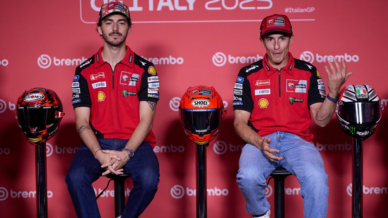 El ‘palazo’ de Marc Márquez a Bagnaia con Pecco a menos de un metro
