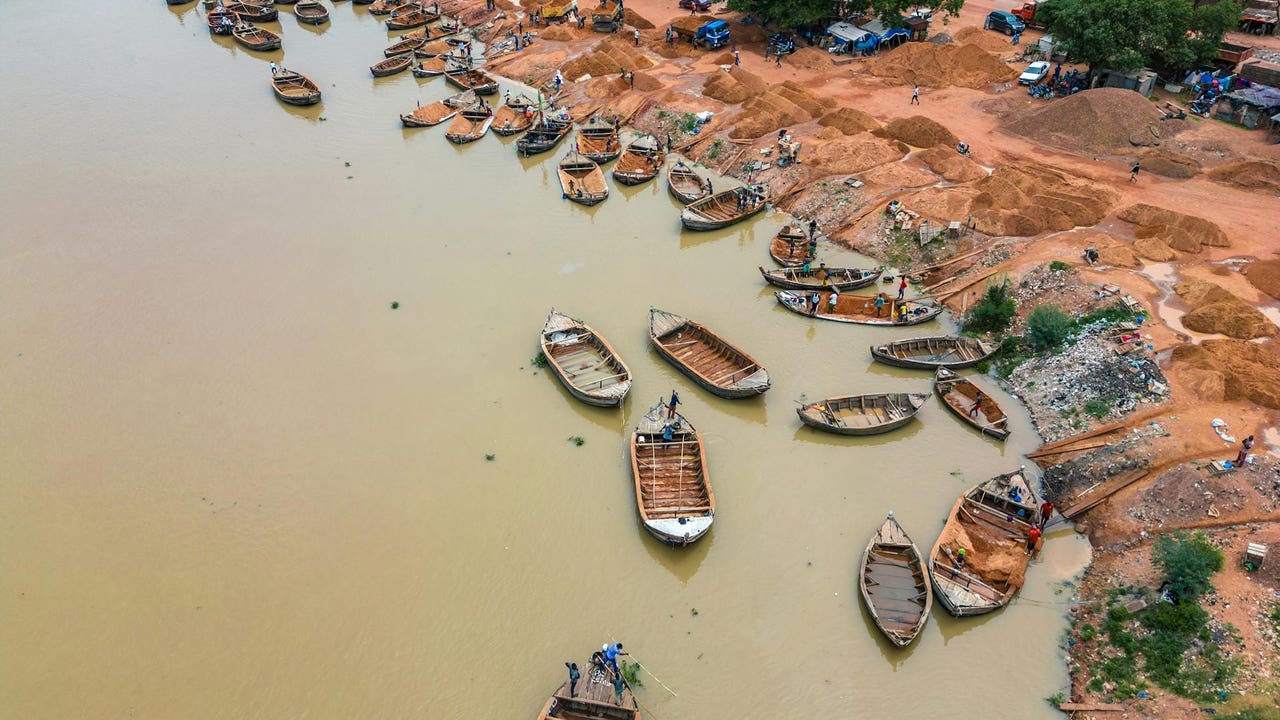 Mali impulsa la minería de oro con reformas y apoyo ruso en medio de disputas internacionales