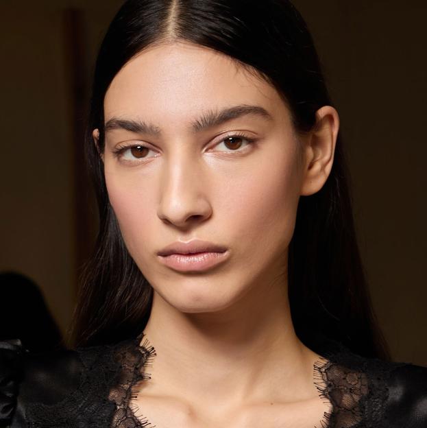Las mejores bases de maquillaje para la piel seca y cómo aplicarlas para no cuartos