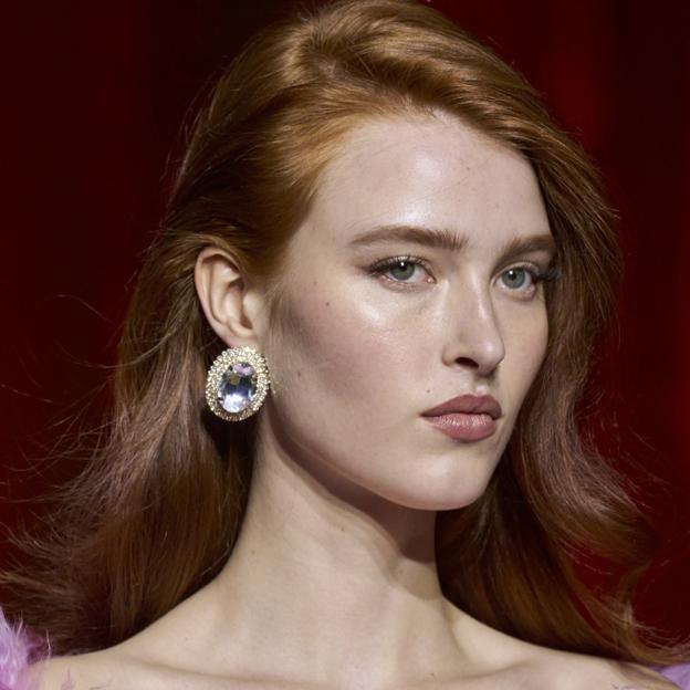 Cómo elegir una base de maquillaje con piel grasa según los expertos