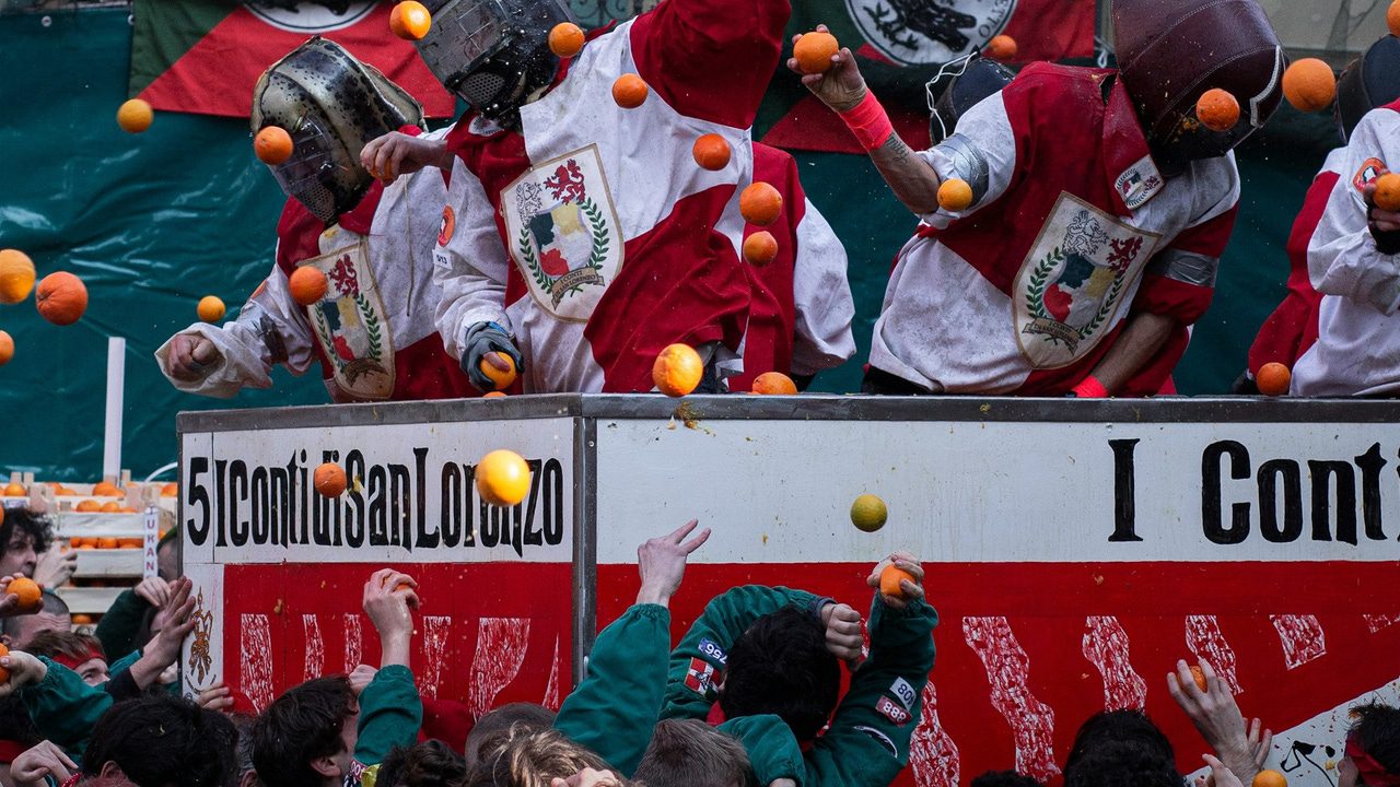 el festival donde se lanzan toneladas naranjas entre los vecinos