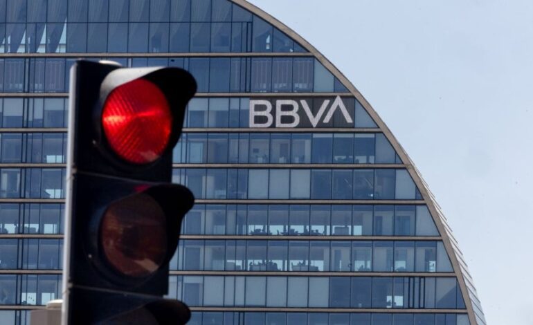 BBVA cree asumible seguir con la opa sobre Banco Sabadell, a la espera de la decisión del consejo