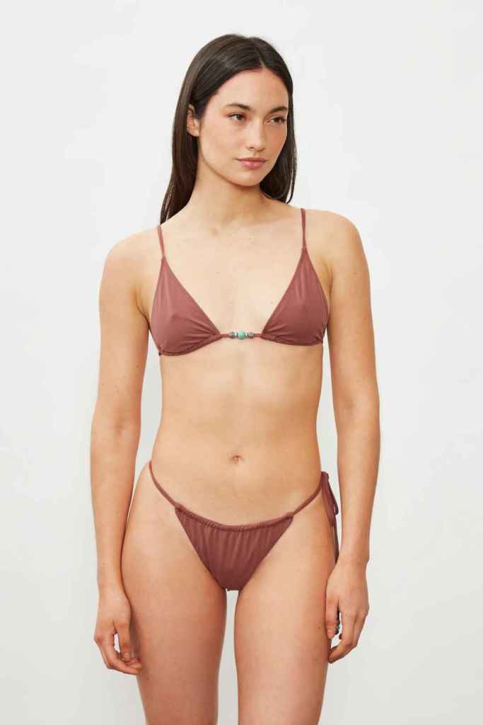 El bikini marrón de los trajes de baño de lia que Laura escanes usó