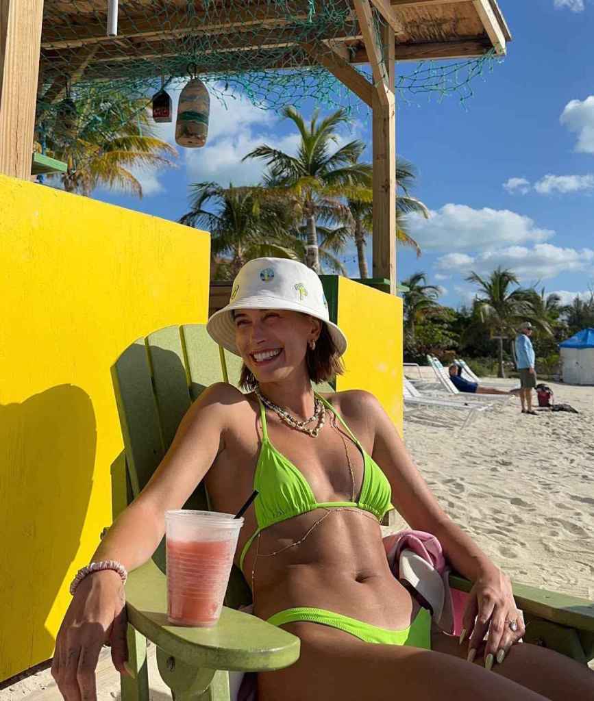Hailey Bieber con un bikini triangular
