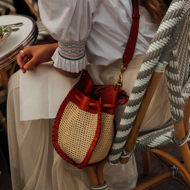 Esta bolsa Mercadona de 15 euros se ha vuelto viral porque es ideal para la primavera y lleva un perfume incluido
