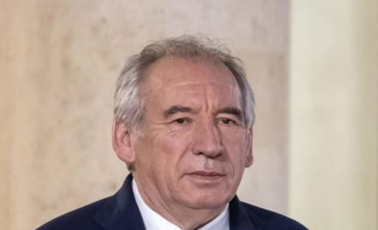 El Partido Socialista francés anuncia una moción de censura contra Bayrou