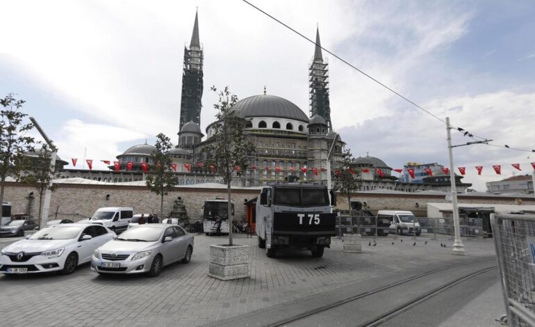 Más de 30 detenidos durante una marcha prohibida del Orgullo en Estambul