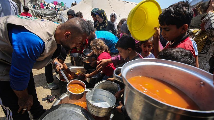 El Ejército israelí ordena disparar deliberadamente a los gazatíes en los puntos de distribución de ayuda, según 'Haaretz'