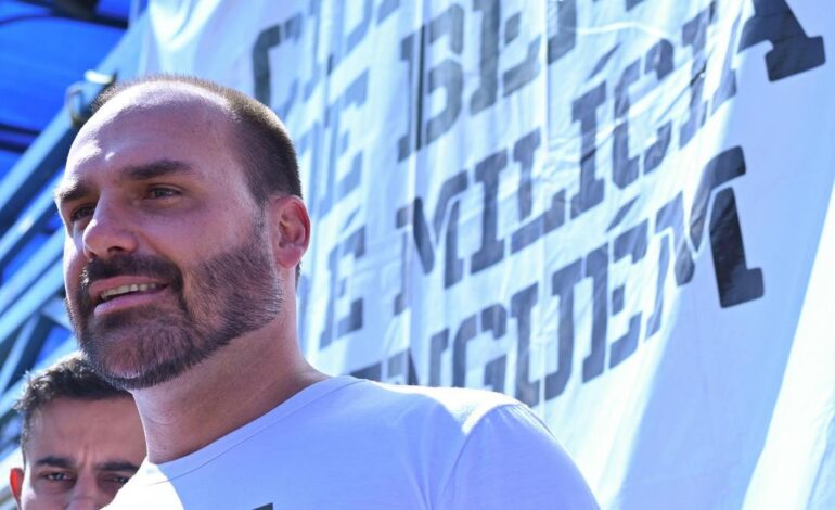 Un hijo de Bolsonaro se postula para la Presidencia de Brasil en 2026