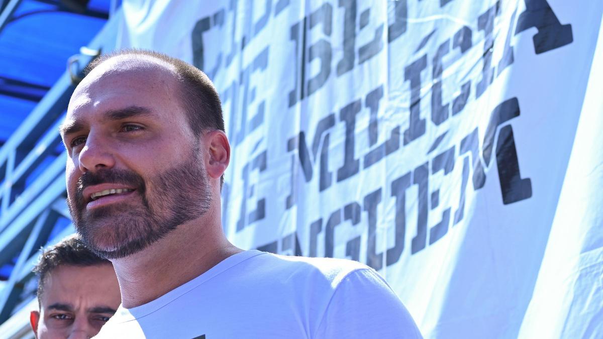 Un hijo de Bolsonaro se postula para la Presidencia de Brasil en 2026