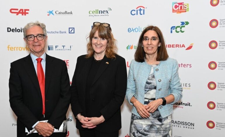 La ministra de Industria del Reino Unido, Sarah Jones, en la Cámara de Comercio Española